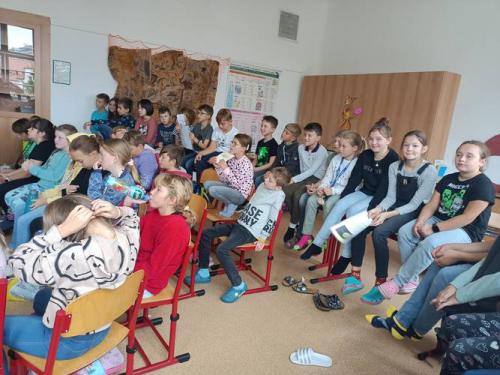 4.A a 4.B si připravila přednášku o vesmíru